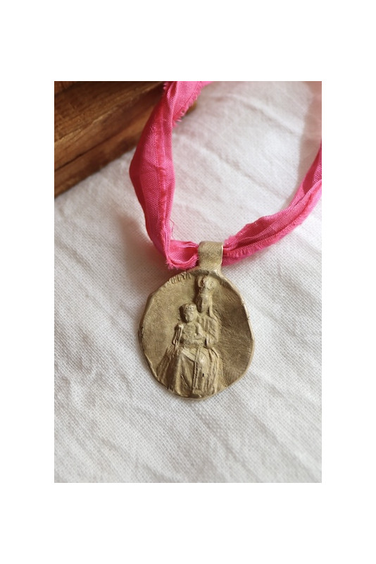 Medalla rústica de la Virgen de Pompeya en latón. Hecha artesanalmente en España por Sandra Bellew.