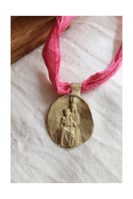 Medalla rústica de la Virgen de Pompeya en latón. Hecha artesanalmente en España por Sandra Bellew.