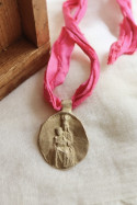 Medalla rústica de la Virgen de Pompeya en latón. Hecha artesanalmente en España por Sandra Bellew.