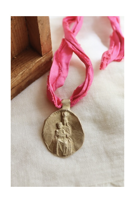 Medalla rústica de la Virgen de Pompeya en latón. Hecha artesanalmente en España por Sandra Bellew.
