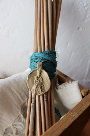 Medalla rústica de la Virgen de Pompeya para ramo de novia en latón. Hecha artesanalmente en España por Sandra Bellew.