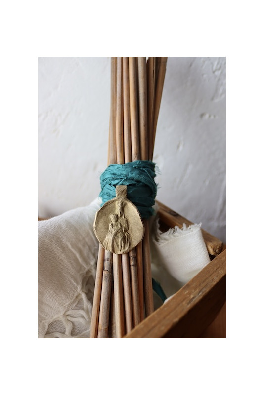 Medalla rústica de la Virgen de Pompeya para ramo de novia en latón. Hecha artesanalmente en España por Sandra Bellew.