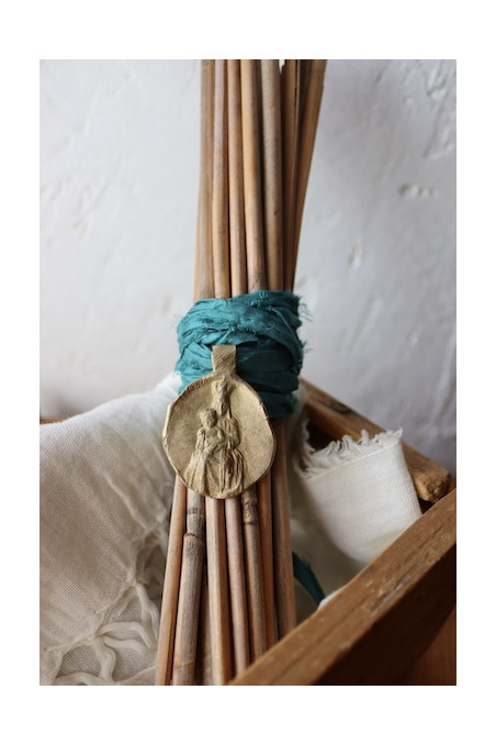 Medalla rústica de la Virgen de Pompeya para ramo de novia en latón. Hecha artesanalmente en España por Sandra Bellew.