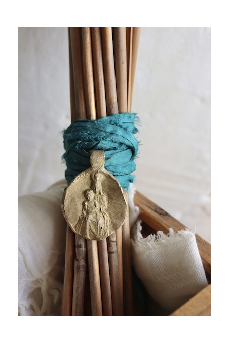 Medalla rústica de la Virgen de Pompeya para ramo de novia en latón. Hecha artesanalmente en España por Sandra Bellew.