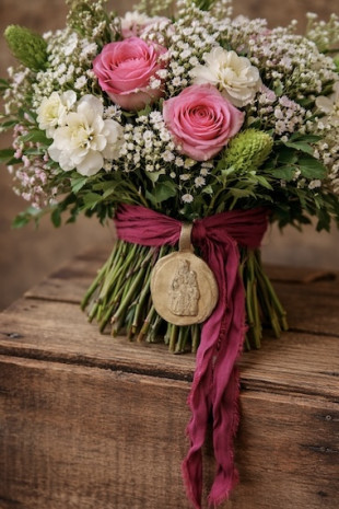 Medalla rústica de la Virgen del Vinyet para ramo de novia en latón. Hecha artesanalmente en España por Sandra Bellew.