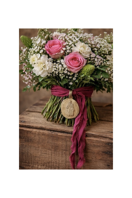 Medalla rústica de la Virgen del Vinyet para ramo de novia en latón. Hecha artesanalmente en España por Sandra Bellew.