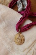Medalla rústica de la Virgen del Vinyet en latón. Hecha artesanalmente en España por Sandra Bellew.
