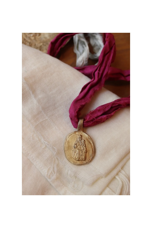 Medalla rústica de la Virgen del Vinyet en latón. Hecha artesanalmente en España por Sandra Bellew.