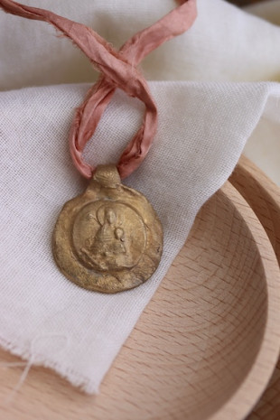 Virgen de la Mercè colgante en latón. Hecho artesanalmente por Sandra Bellew.