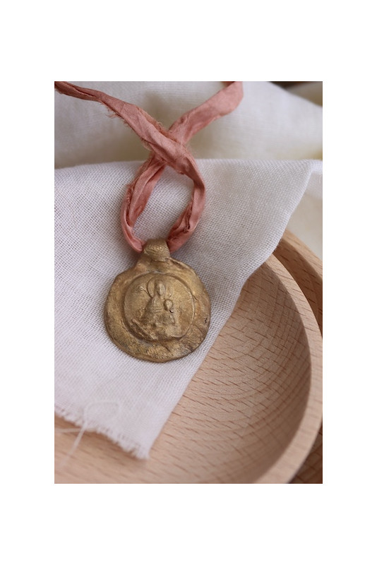 Virgen de la Mercè colgante en latón. Hecho artesanalmente por Sandra Bellew.