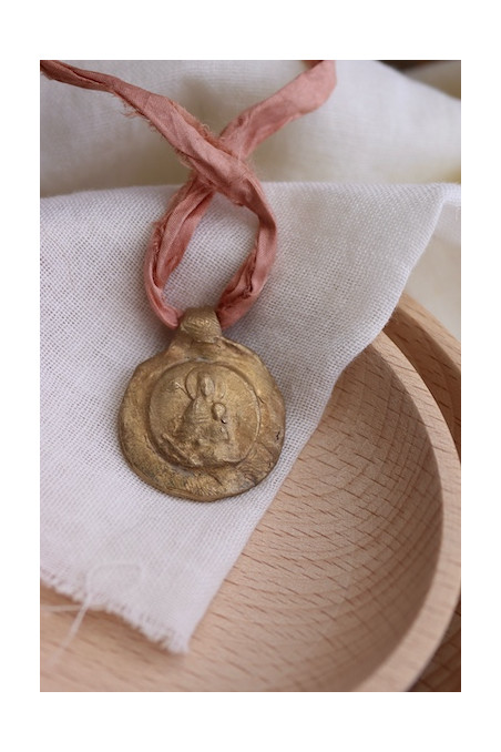 Virgen de la Mercè colgante en latón. Hecho artesanalmente por Sandra Bellew.