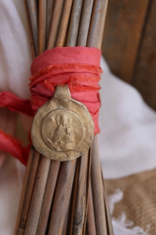 Medalla rústica de la Virgen de la Mercè para ramo de novie en latón. Hecho artesanalmente por Sandra Bellew.
