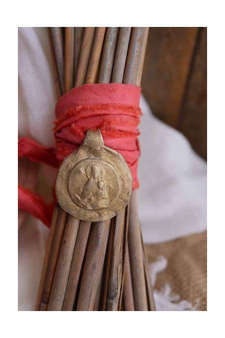 Medalla rústica de la Virgen de la Mercè para ramo de novie en latón. Hecho artesanalmente por Sandra Bellew.