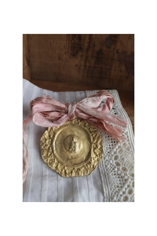 Medalla de cuna rústica de la Virgen de la Mercè en latón. Hecha artesanalmente en España por Sandra Bellew.