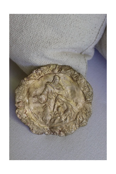 Medallón rústico de la Sagrada Familia de Gaudí en latón. Hecho artesanalmente en España por Sandra Bellew.