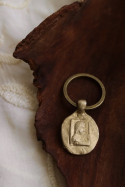 Llavero rústico de la Virgen de Montserrat en latón. Hecho artesanalmente en España por Sandra Bellew.