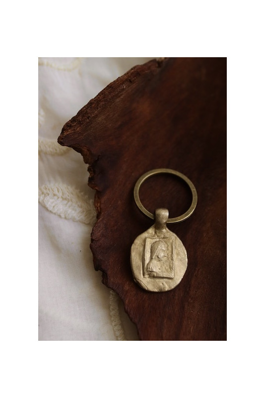 Llavero rústico de la Virgen de Montserrat en latón. Hecho artesanalmente en España por Sandra Bellew.