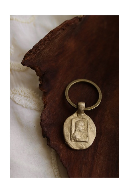 Llavero rústico de la Virgen de Montserrat en latón. Hecho artesanalmente en España por Sandra Bellew.