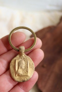 Llavero rústico de la Virgen de Montserrat en latón. Hecho artesanalmente en España por Sandra Bellew.
