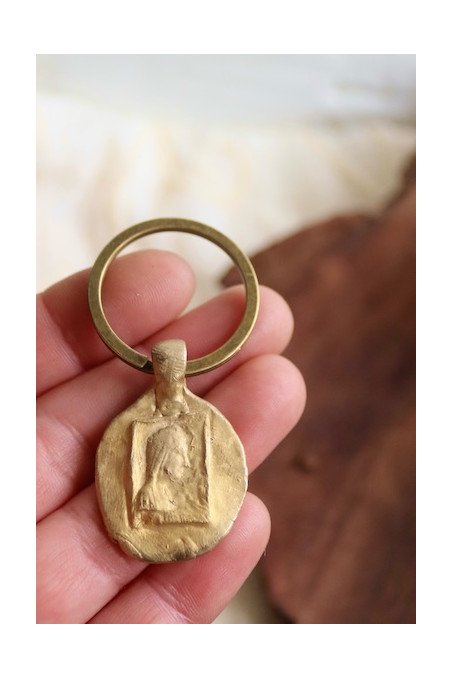 Llavero rústico de la Virgen de Montserrat en latón. Hecho artesanalmente en España por Sandra Bellew.