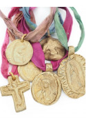 Varias medallas y cruces en latón con sedas