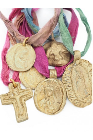 Varias medallas y cruces en latón con sedas