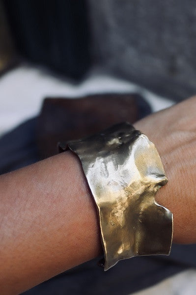 Brazalete rústico en latón. Hecho artesanalmente por Sandra Bellew.