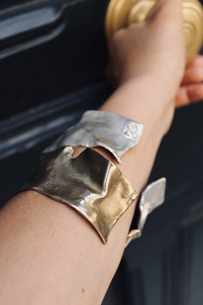 Brazalete rústico en latón y en plata. Hecho artesanalmente por Sandra Bellew.