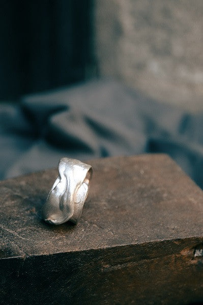 Anillo rústico en plata. Hecho artesanalmente en España por Sandra Bellew.