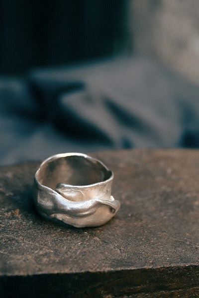 Anillo rústico en plata. Hecho artesanalmente en España por Sandra Bellew.