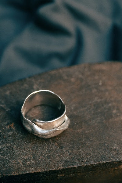 Anillo rústico en plata. Hecho artesanalmente en España por Sandra Bellew.