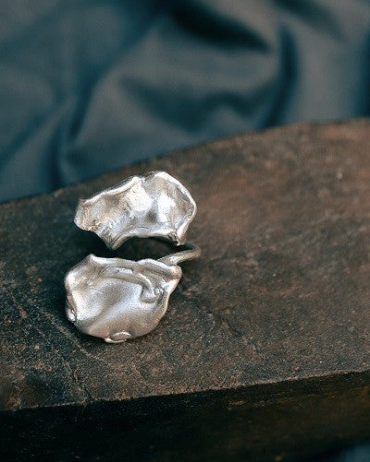 Anillo rústico en plata inspirado en Pino Montesdeoca. Hecho en España por Sandra Bellew.