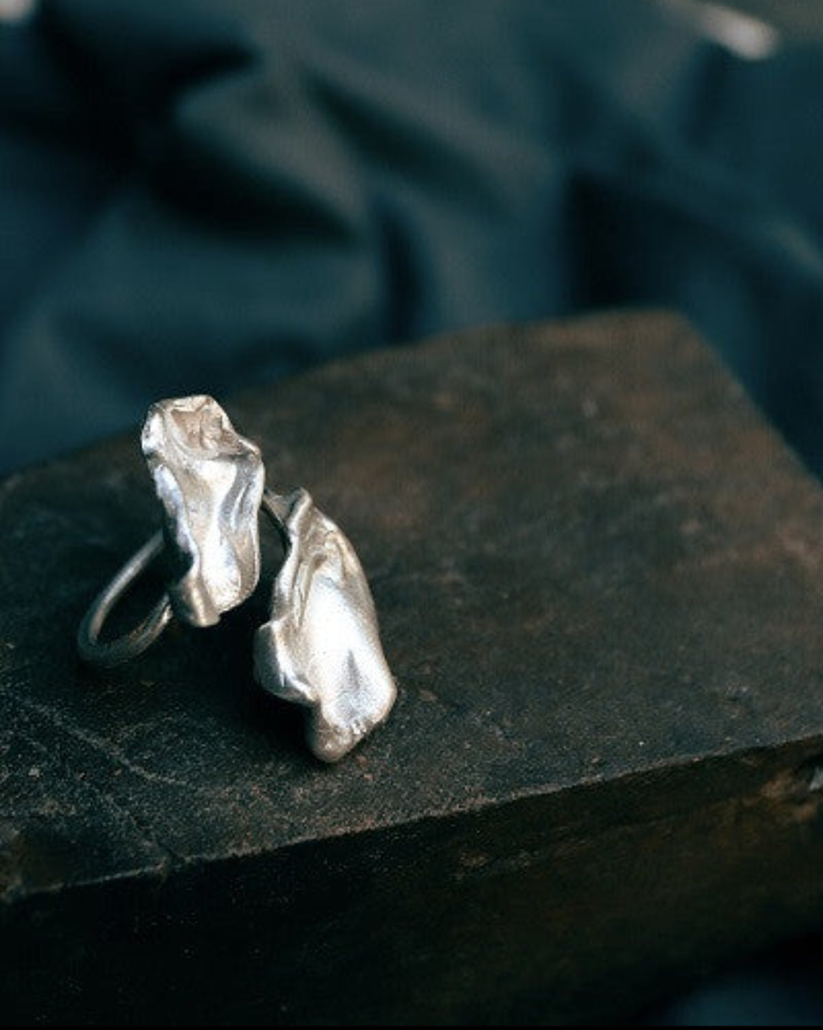 Anillo rústico en plata inspirado en Pino Montesdeoca. Hecho en España por Sandra Bellew.