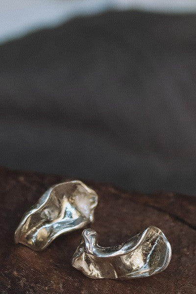 Pendientes rústicos en plata. Hechos en España por Sandra Bellew.