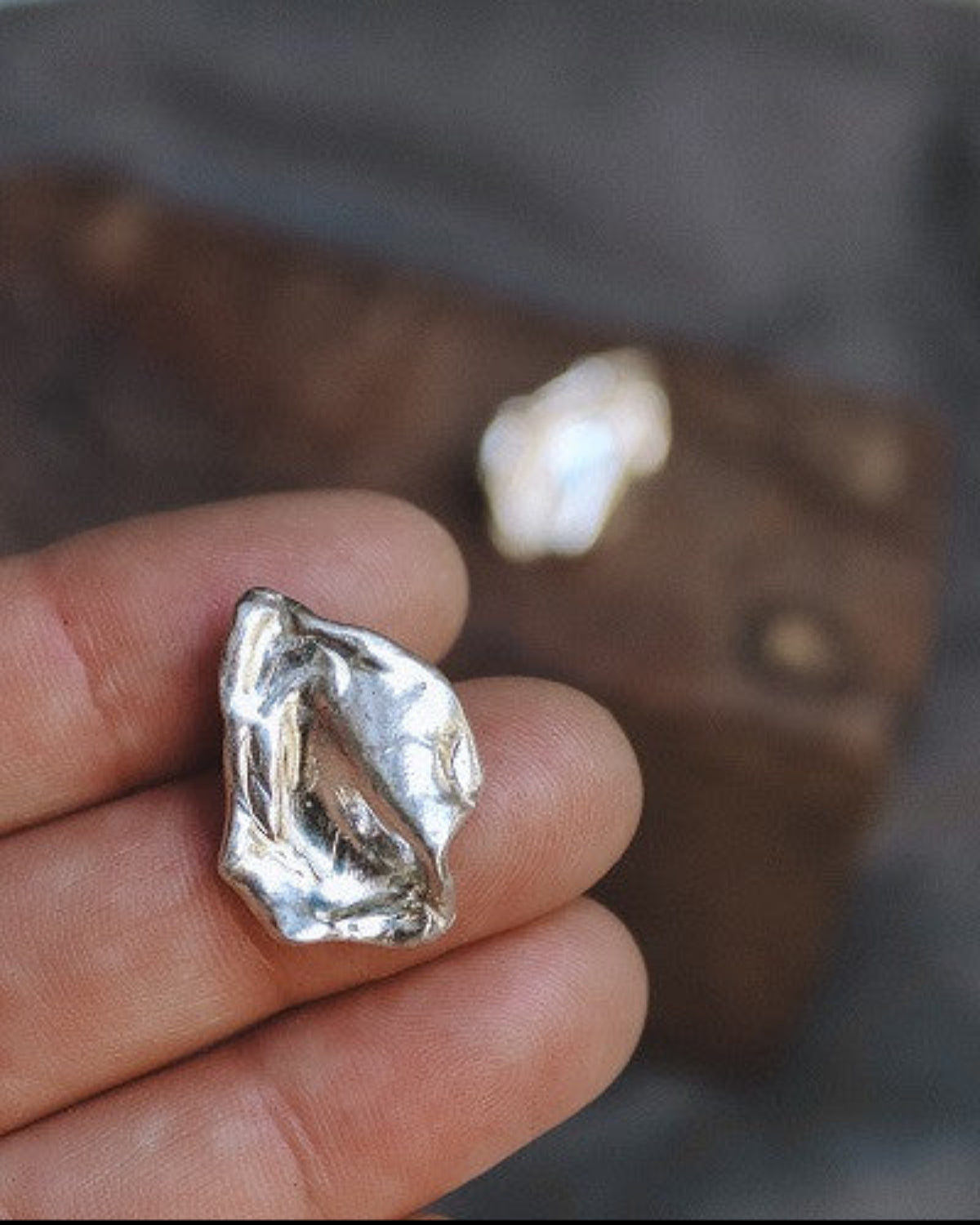 Pendientes rústicos en plata inspirados en Pino Montesdeoca. Hechos en España por Sandra Bellew.
