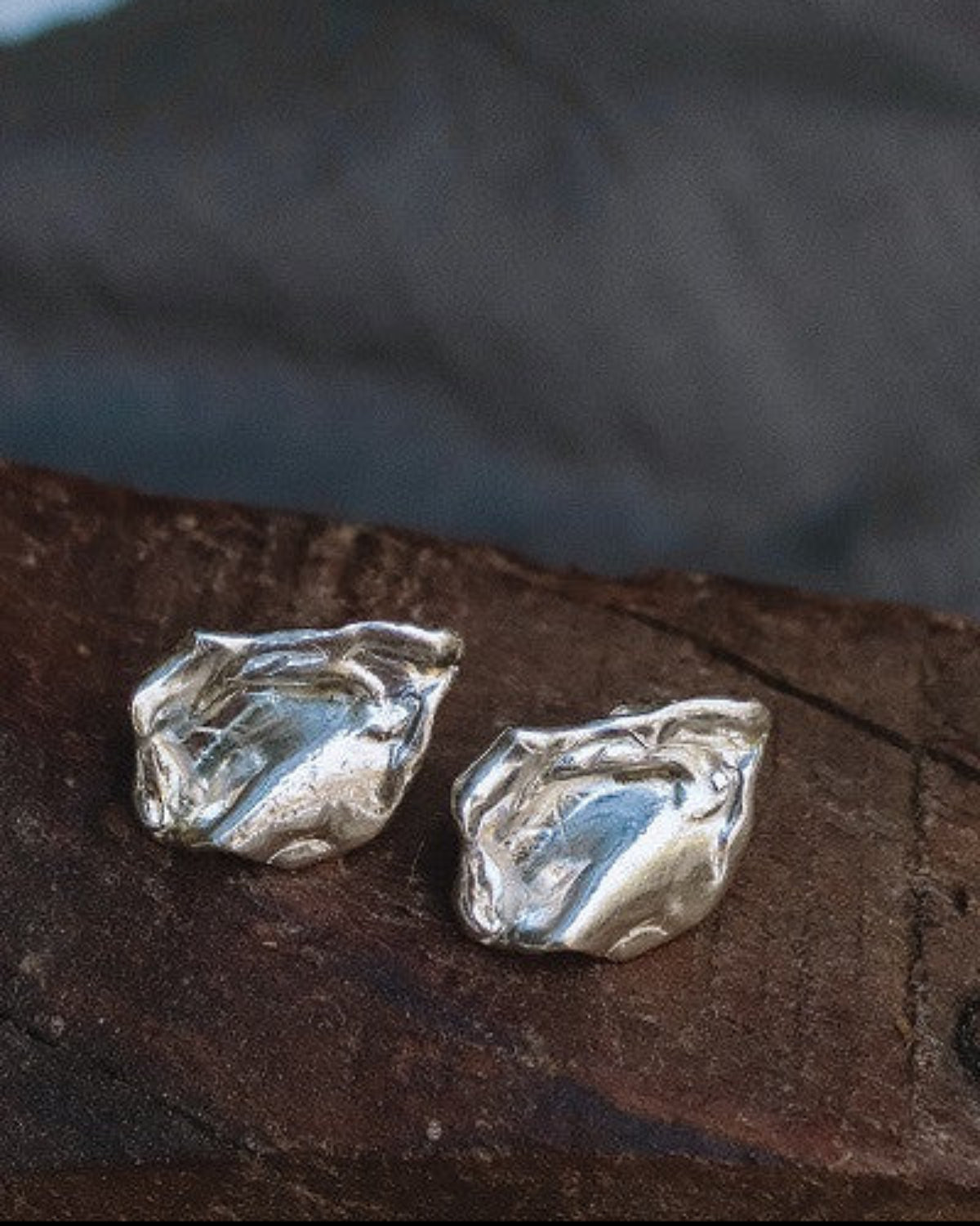 Pendientes rústicos en plata inspirados en Pino Montesdeoca. Hechos en España por Sandra Bellew.