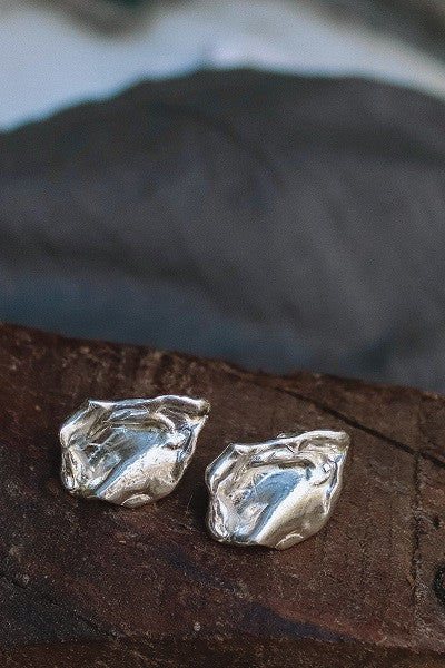 Pendientes rústicos en plata inspirados en Pino Montesdeoca. Hechos en España por Sandra Bellew.