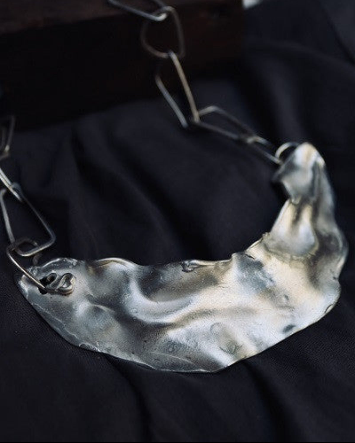 Gargantilla de plata con textura irregular. Hecha artesanalmente en España por Sandra Bellew