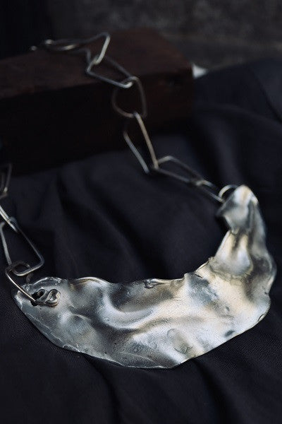 Gargantilla de plata con textura irregular. Hecha artesanalmente en España por Sandra Bellew