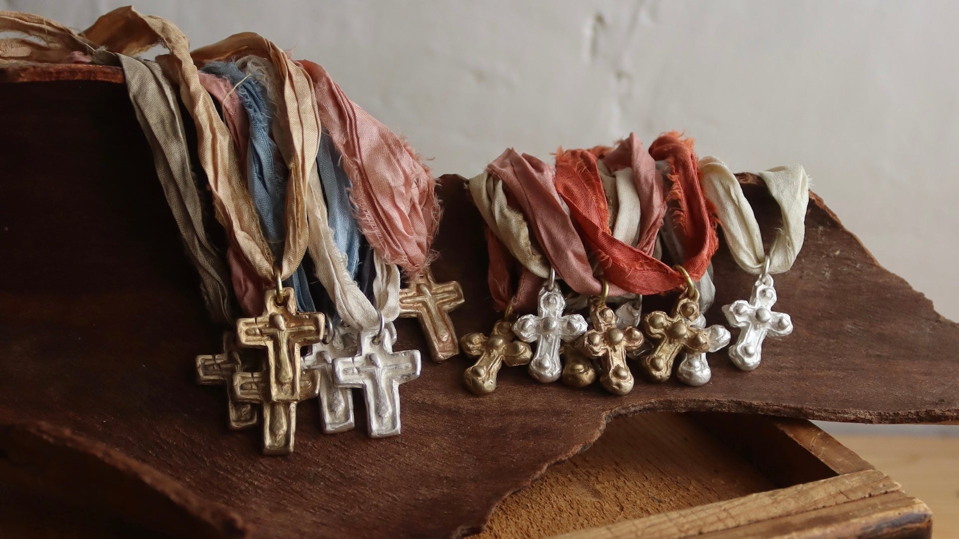 Cruces únicas hechas a mano.
