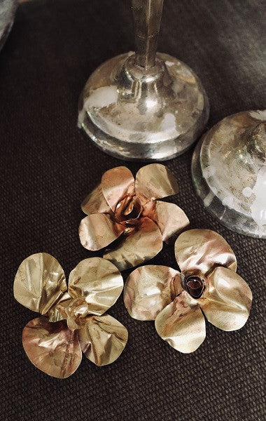Colgante y Broche con forma de flor en latón. Hecho artesanalmente en España  por Sandra Bellew.