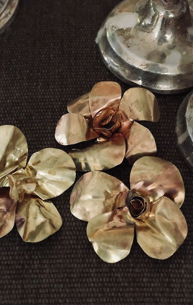 Colgante y Broche con forma de flor en latón. Hecho artesanalmente en España  por Sandra Bellew.