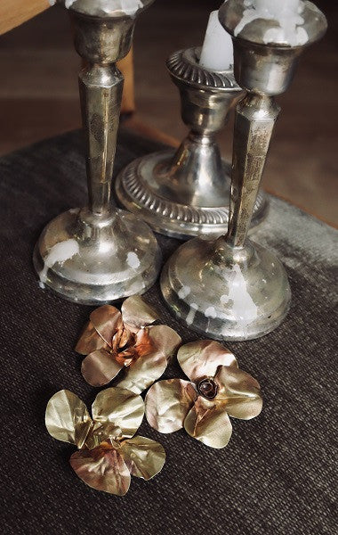 Colgante y Broche con forma de flor en latón. Hecho artesanalmente en España  por Sandra Bellew.