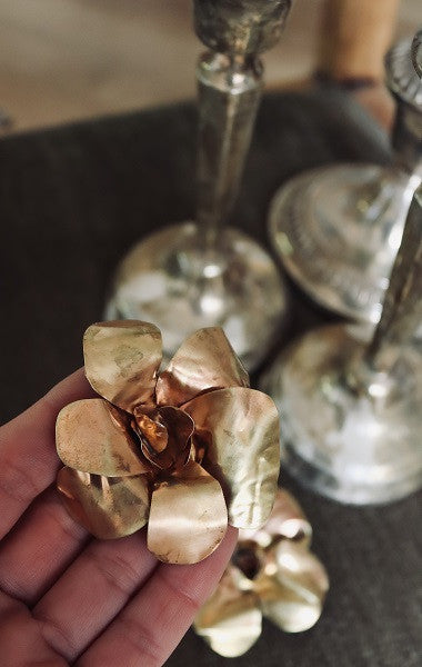 Colgante y Broche con forma de flor en latón. Hecho artesanalmente en España  por Sandra Bellew.