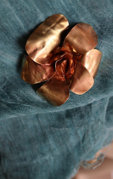 Colgante y Broche con forma de flor en latón. Hecho artesanalmente en España  por Sandra Bellew.