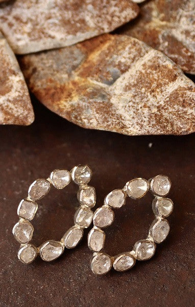 Pendiente con forma de óvalo apuntado de diamantes y plata.