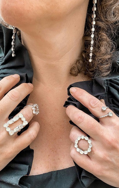 Anillo con forma óvalo apuntado de diamantes y plata.