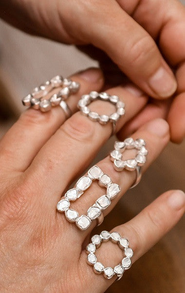 Anillos con distintas formas de diamantes y plata.
