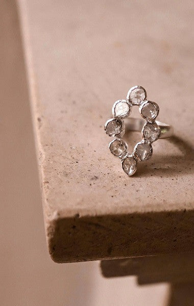 Anillo con forma óvalo apuntado de diamantes y plata.