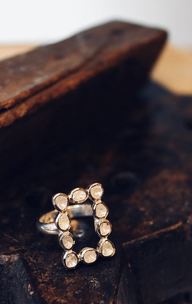 Anillo rectangular de diamantes y plata.